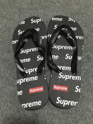 Supreme跌落神坛？与Nike联名最新鞋款被网友吐槽“像假鞋”！