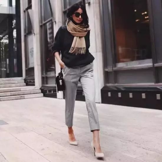 脚踝处开叉的裤子,脚踝处有毛毛的裤子