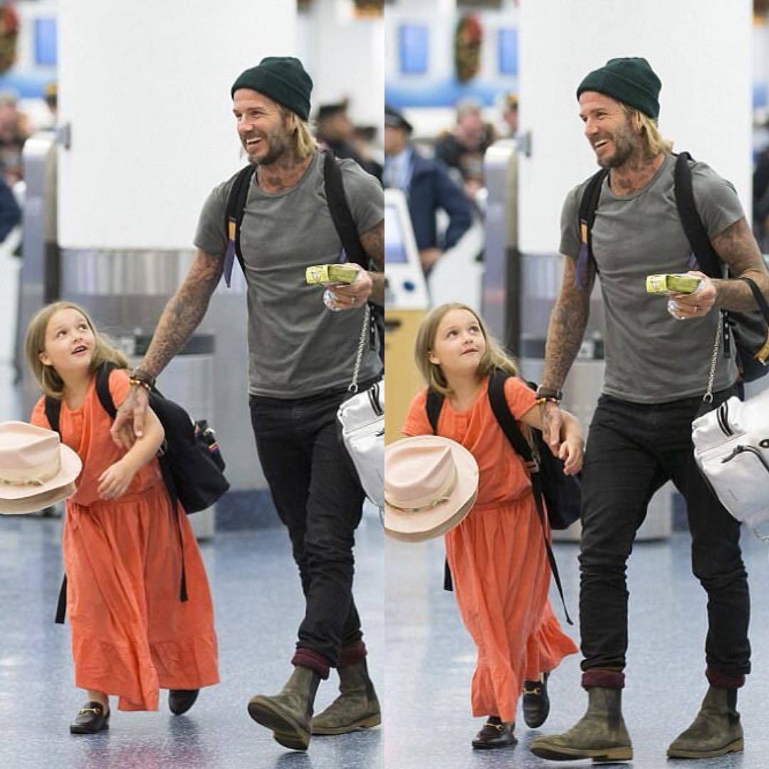 小七瑜伽锻炼,贝嫂维多利亚牵小七