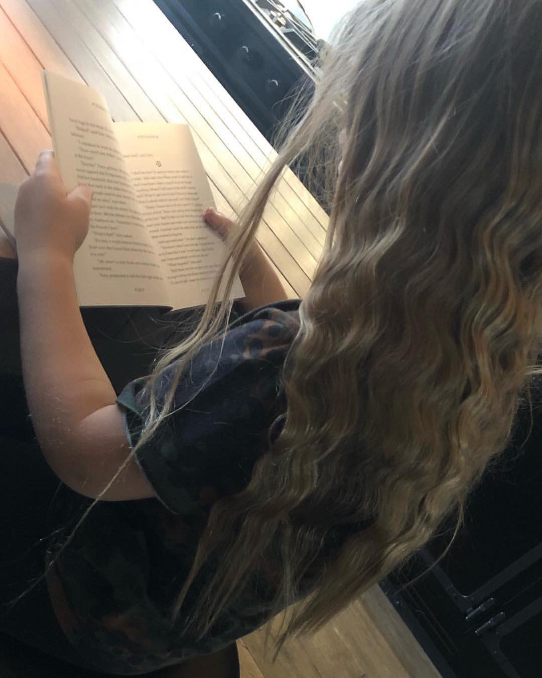 小七瑜伽锻炼,贝嫂维多利亚牵小七