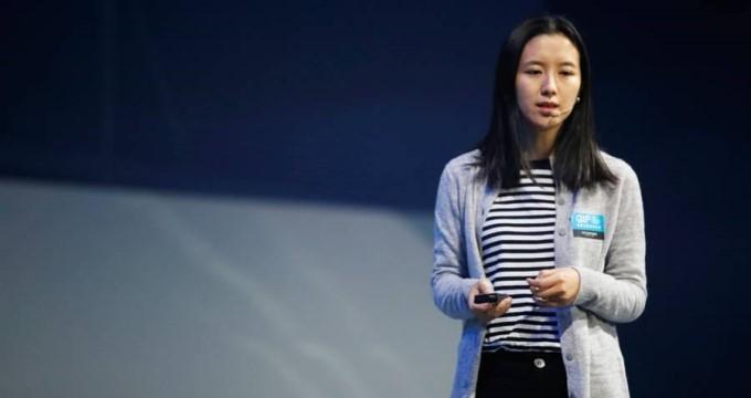 周鸿祎与马化腾中间这位是谁,周鸿祎跟马化腾抖音