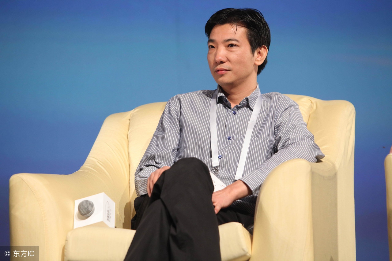 周鸿祎与马化腾中间这位是谁,周鸿祎跟马化腾抖音