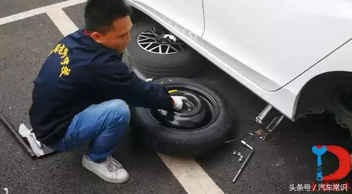 开车路上抛锚怎样换备胎,开车时轮胎爆胎如何自救