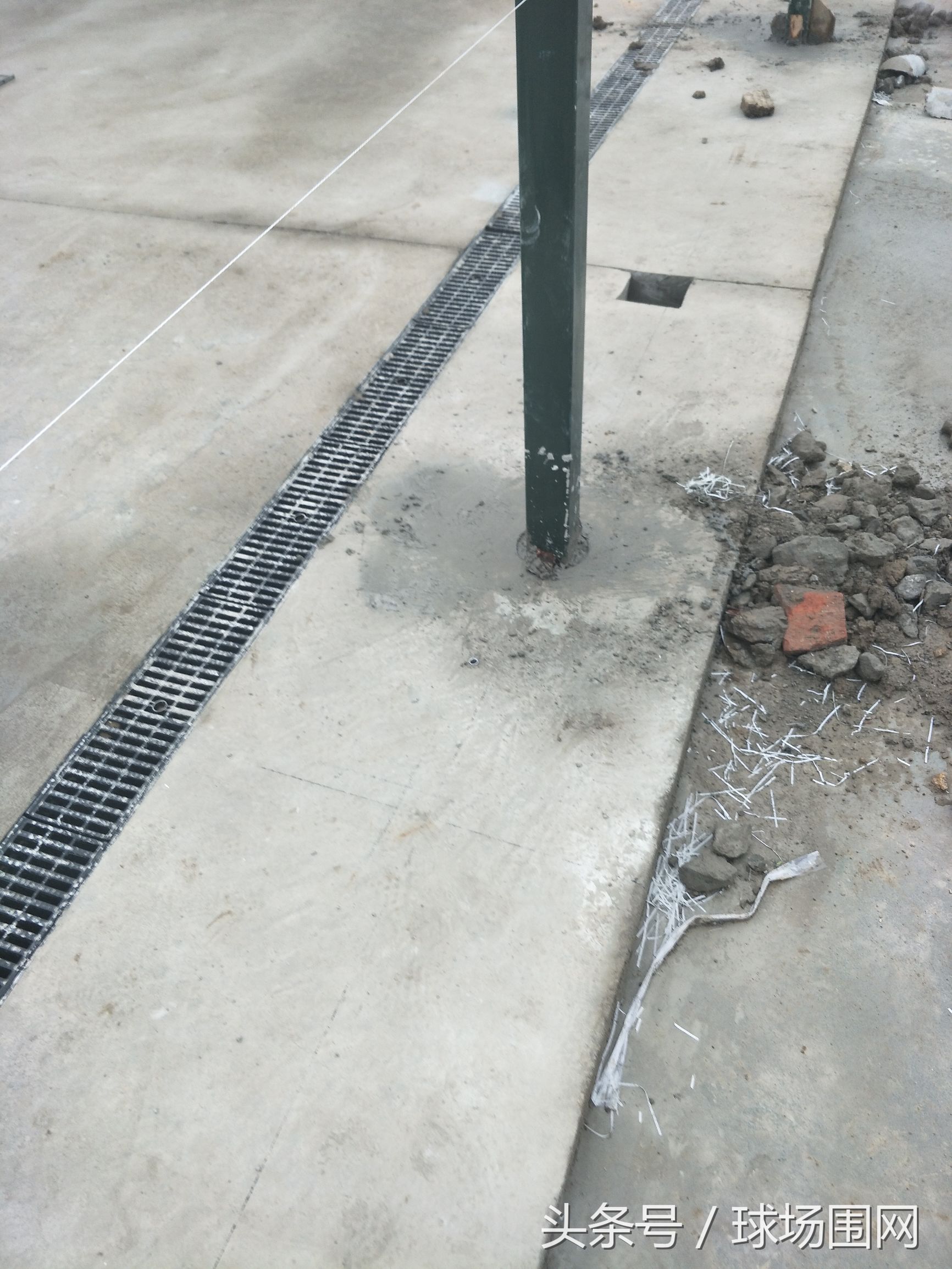 笼式足球场围网报价明细表,五人足球场顶部围网做法