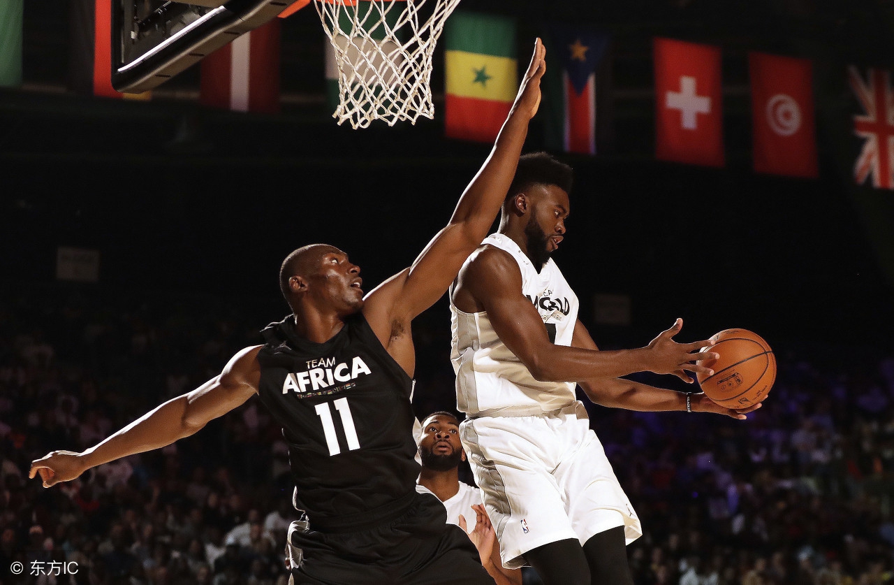 篮球比赛界外球发球位置如何确定,发球裁判位置