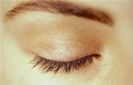 如何判断自己的眼睛的年龄,听说从一个人的眼睛可以看出年龄