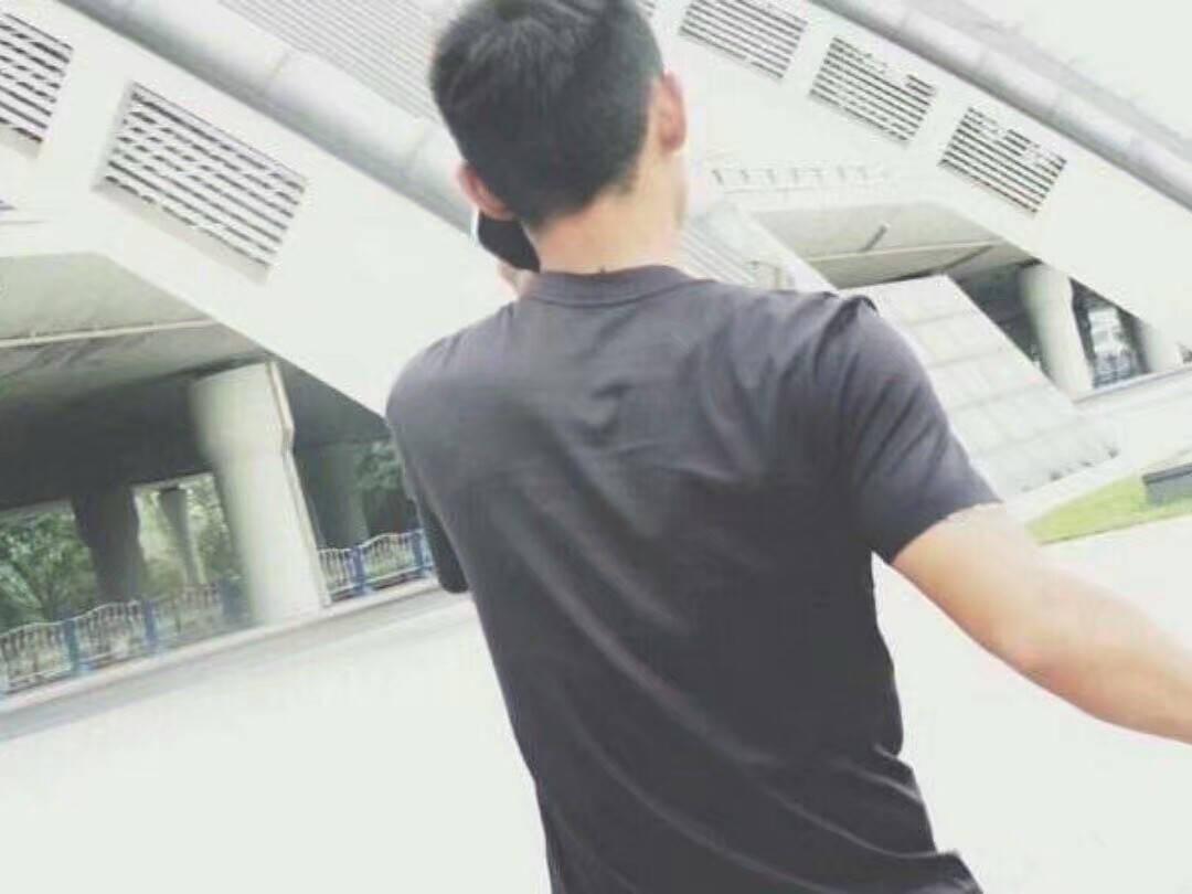 好像他经历了所有的低谷与荣光，却仍然是最初那个鲜衣怒马的少年