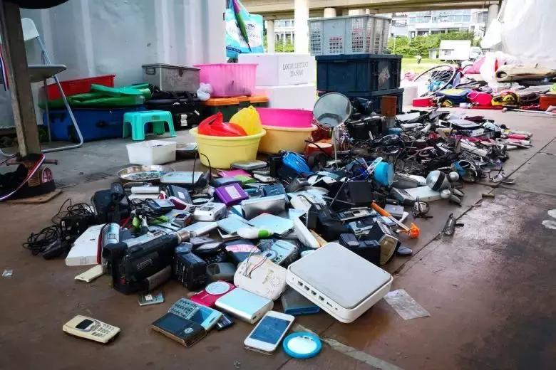 这个国家垃圾堆里竟能捡到LV包、劳力士和大量现金！而且不是迪拜