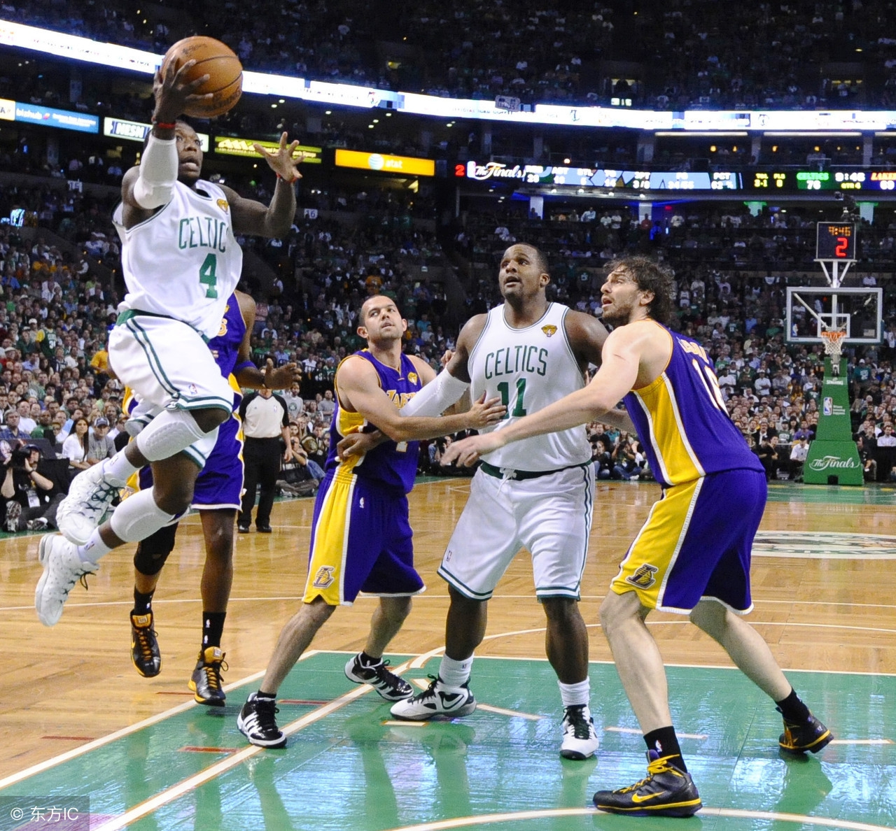 篮球比赛界外球发球位置如何确定,发球裁判位置