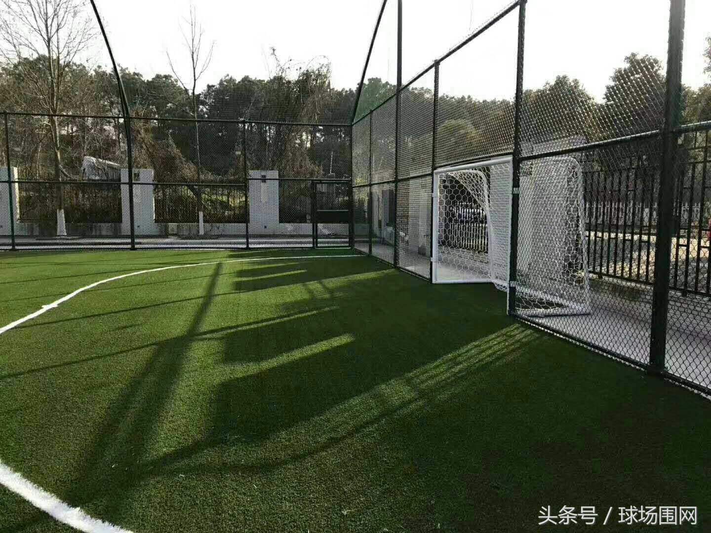 笼式足球场围网报价明细表,五人足球场顶部围网做法
