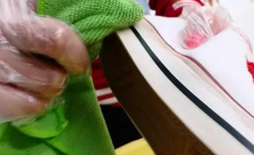 小白鞋脏了如何变白不需要小苏打,让小白鞋迅速变白的办法