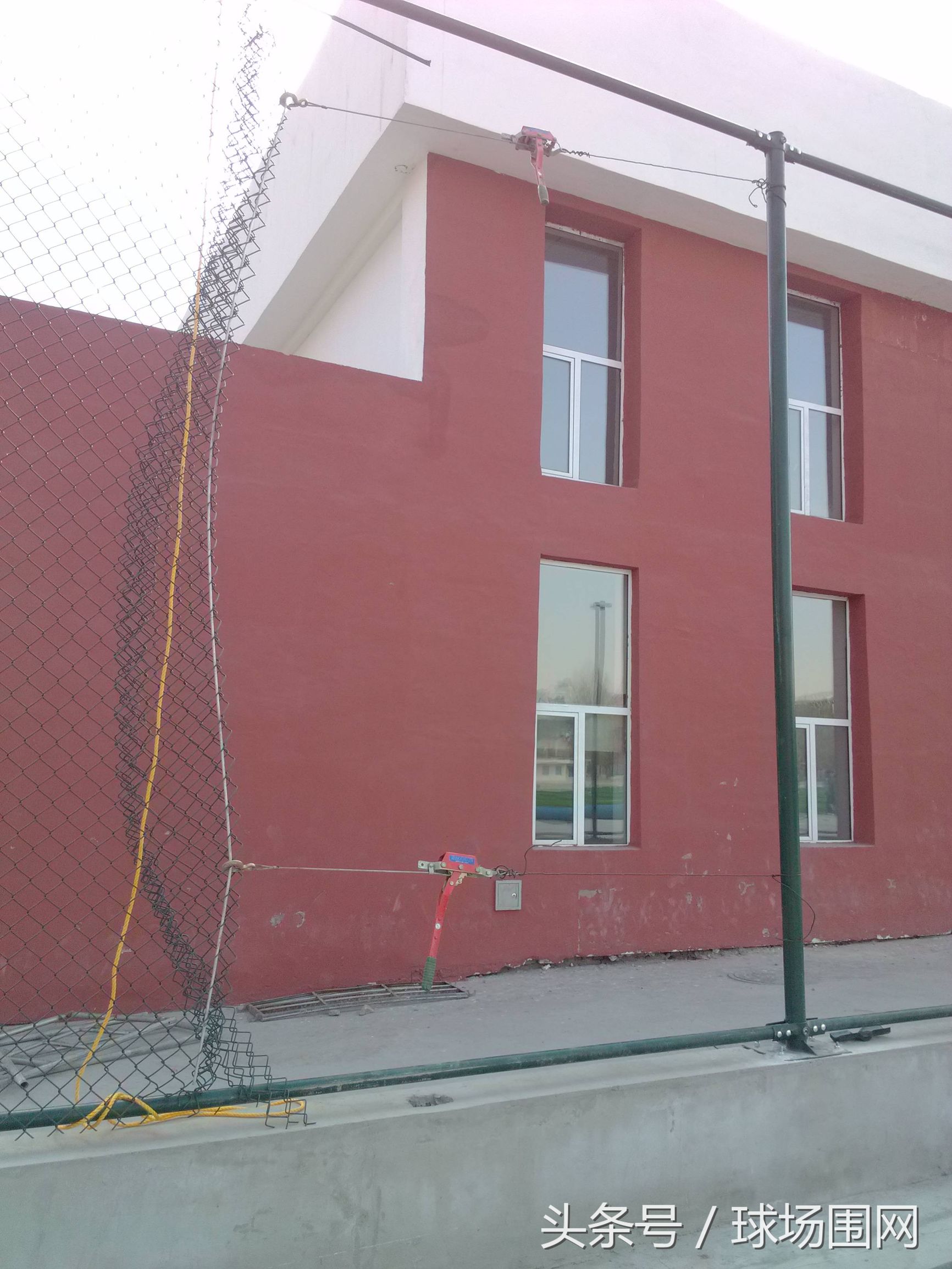 笼式足球场围网报价明细表,五人足球场顶部围网做法