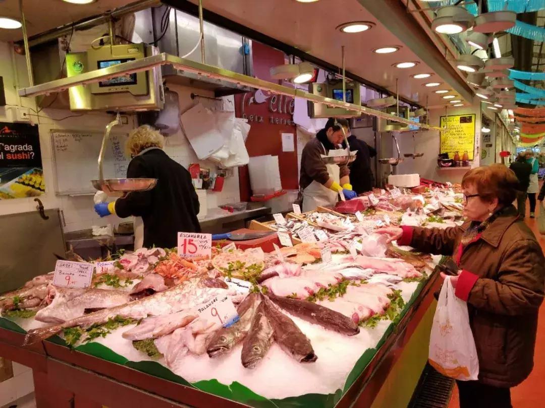 一群小朋友踢足球,一群小孩子踢足球