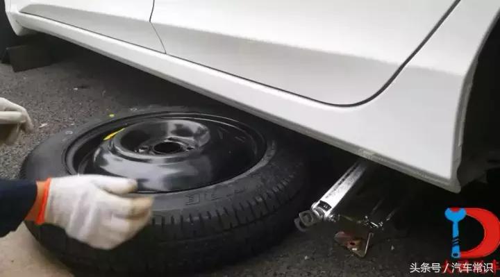 开车路上抛锚怎样换备胎,开车时轮胎爆胎如何自救
