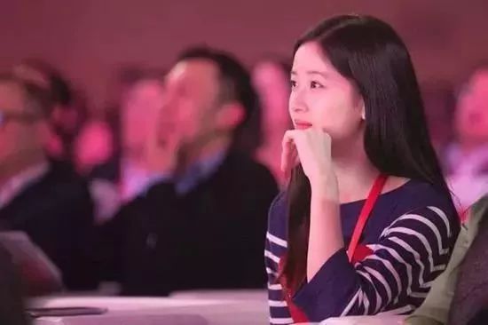 章泽天谈年轻富豪,28岁身价千亿的章泽天