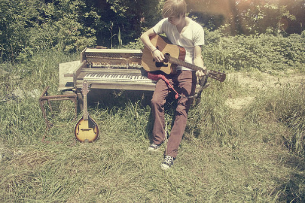 教你一个吉他小技巧,教你一招轻松学会的吉他弹奏