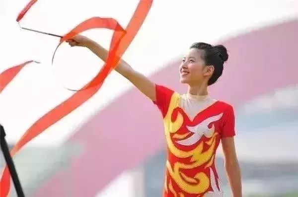 章泽天谈年轻富豪,28岁身价千亿的章泽天