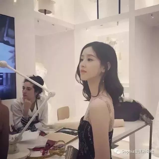 章泽天谈年轻富豪,28岁身价千亿的章泽天