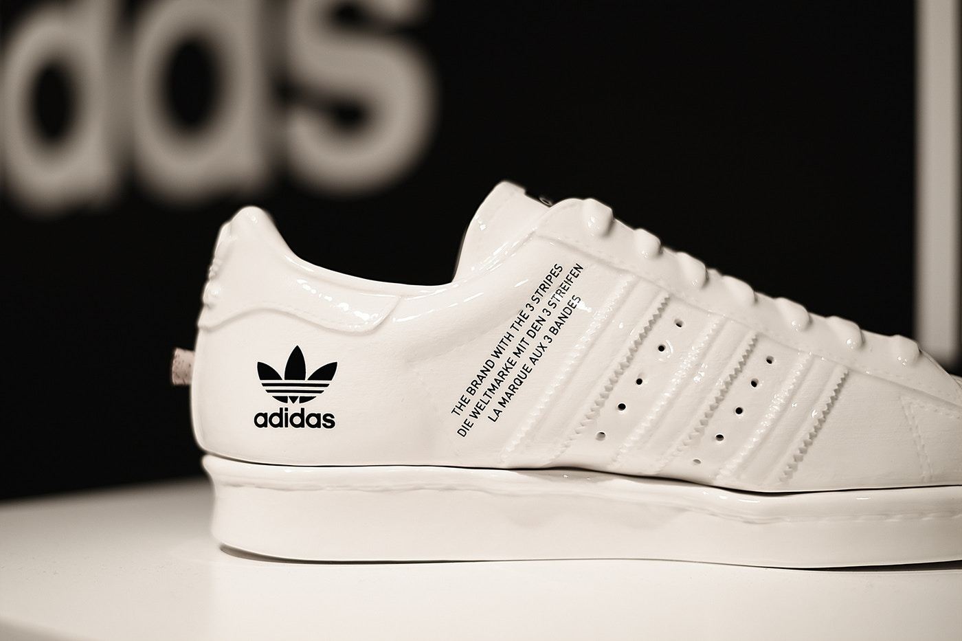潮牌NBHD联手adidas搞事情：推出只能看不能穿的鞋款！