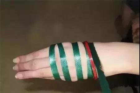 翡翠手镯拿不下来了怎么办,翡翠手镯弄不下来