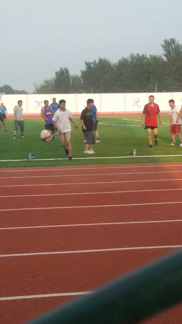 球场上哪种男生最难追,球场奔跑的小伙们