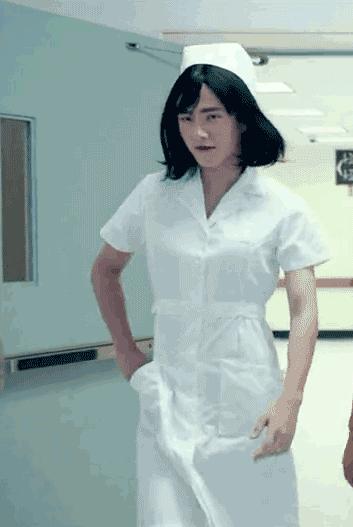 刘昊然增高鞋,刘昊然脱鞋指压板