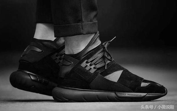 什么牌子的小黑鞋好穿又好看,小白鞋和小黑鞋