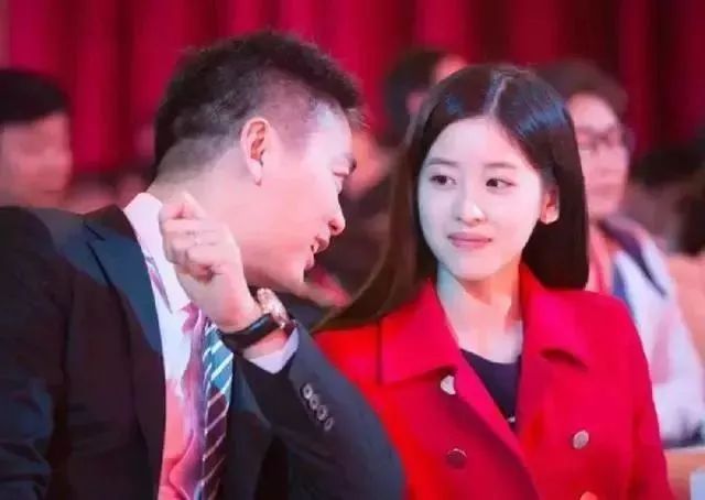 章泽天谈年轻富豪,28岁身价千亿的章泽天