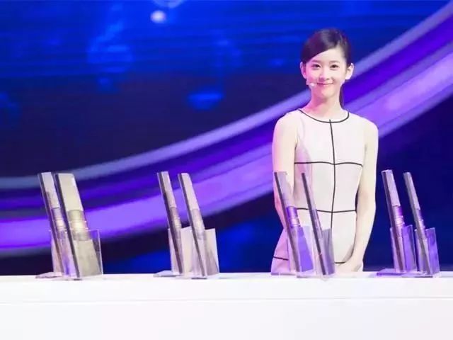 章泽天谈年轻富豪,28岁身价千亿的章泽天