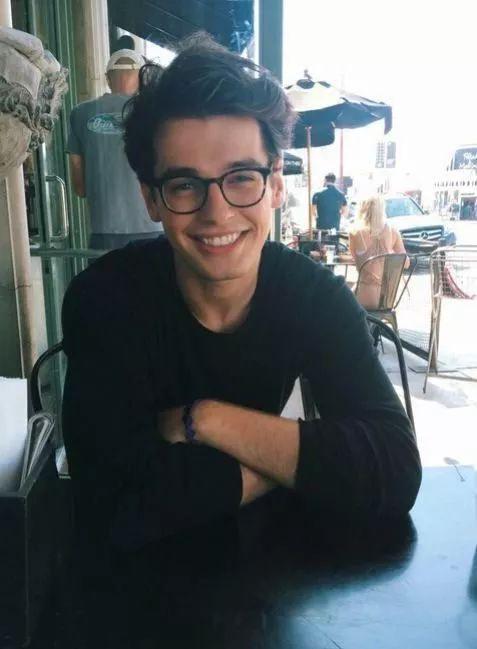 想骚还能买得起，开学这么穿让你成功撩到学妹哦