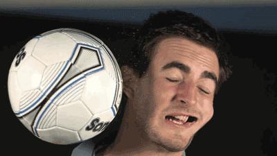 被飞来的足球砸中头部会不会有事,被时速100的足球砸到会怎么样