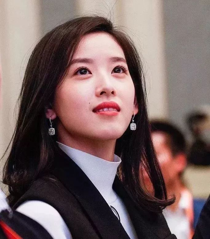 章泽天谈年轻富豪,28岁身价千亿的章泽天