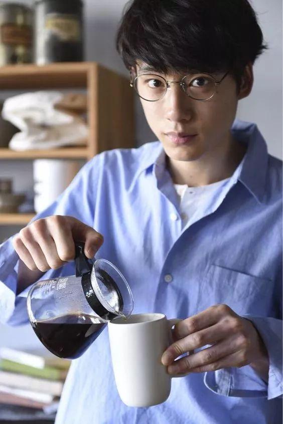 想骚还能买得起，开学这么穿让你成功撩到学妹哦