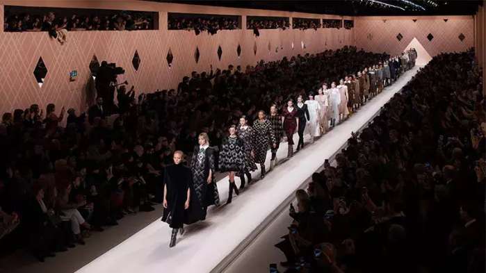 抱着狗狗走秀,抱着狗狗模特走秀视频