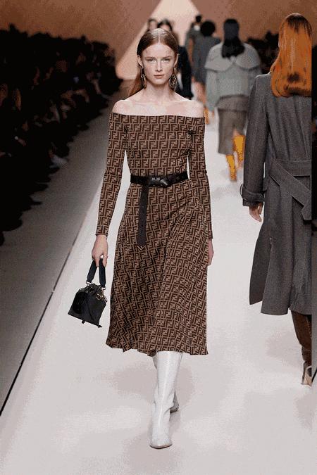 抱着狗狗走秀,抱着狗狗模特走秀视频