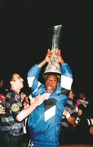 这名国米后卫，他的小辫子是足坛一道风景