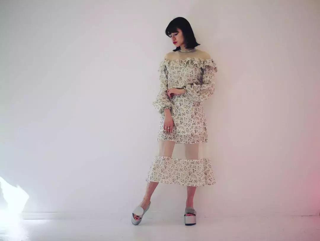 从裙子到套装,早春必备单鞋惊艳从头到脚