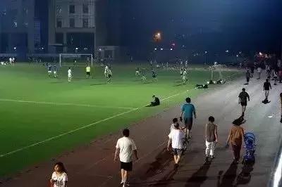 老人在球场被撞需要负责吗,老人在球场被撞