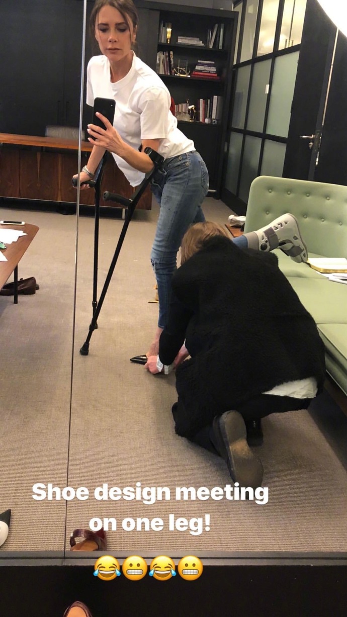 爱高跟鞋如此疯狂！贝嫂维多利亚，左脚骨折，右脚也穿高跟鞋