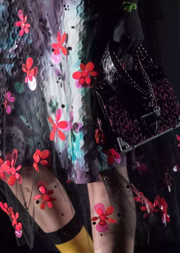 抱着狗狗走秀,抱着狗狗模特走秀视频