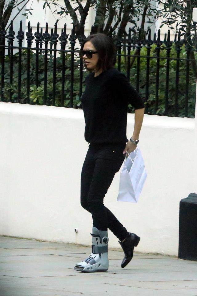 爱高跟鞋如此疯狂！贝嫂维多利亚，左脚骨折，右脚也穿高跟鞋