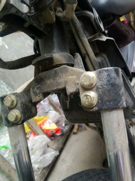 摩托车行驶中跑偏怎么回事,摩托车行驶中为什么后轮会跑偏