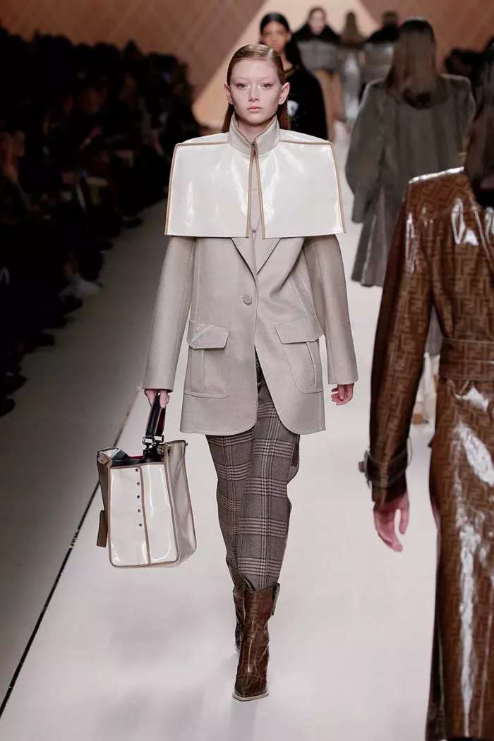 抱着狗狗走秀,抱着狗狗模特走秀视频