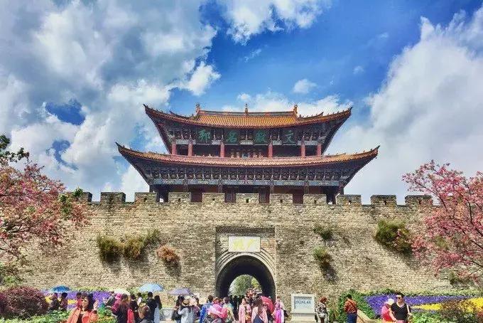 自驾游怎么穿越雪谷,自驾穿越雪地雾凇视频