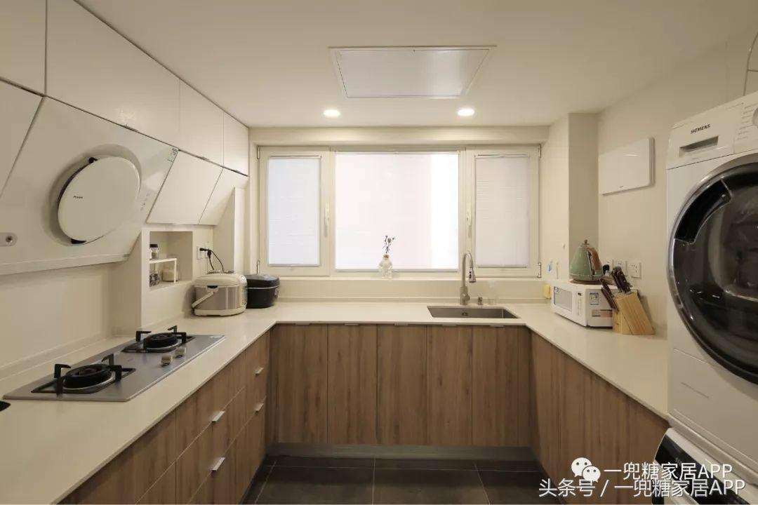 沙发墙开了一扇窗,沙发背景墙可收纳极简风