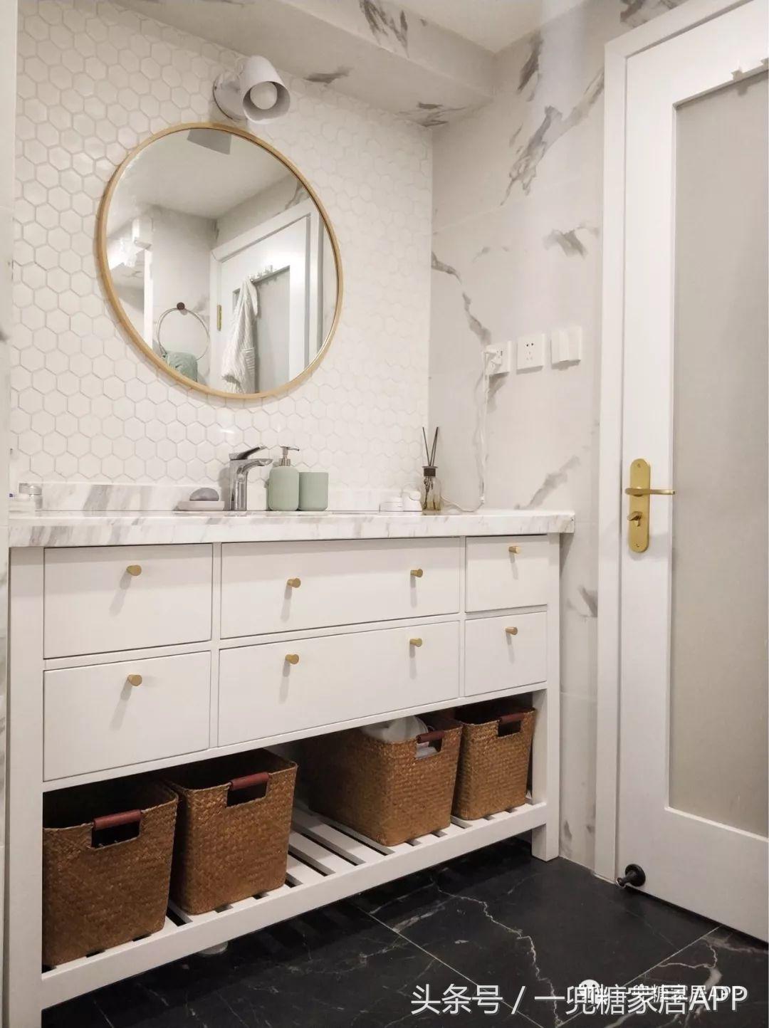 沙发墙开了一扇窗,沙发背景墙可收纳极简风