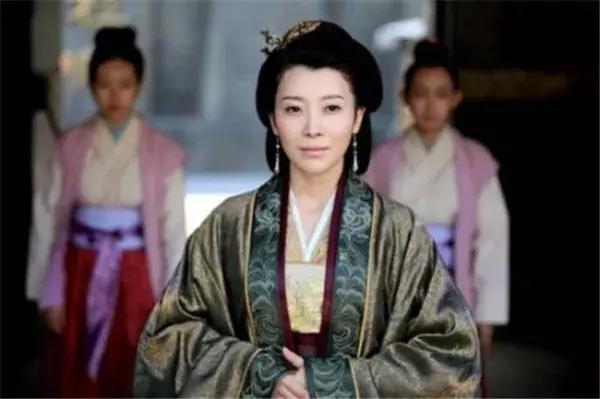 武林外史白飞飞为什么毁朱七七容,武林外史白飞飞被朱七七气得吐血