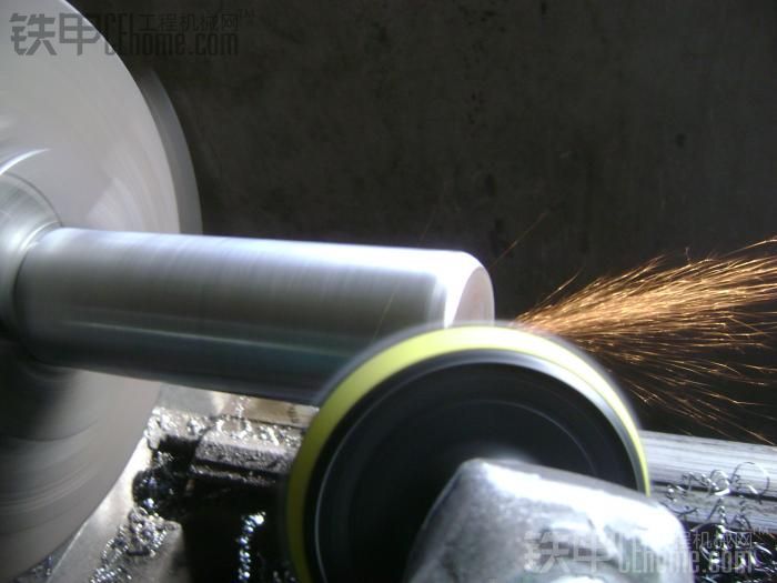 国外牛人自制简易装载机,牛人自制铲地机