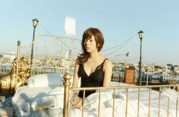 顶楼激情、灯泡成Sex道具《裸睡美人》高桥一生献出处女床戏！