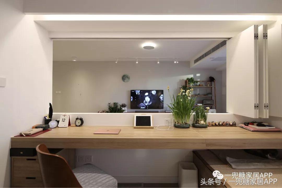 沙发墙开了一扇窗,沙发背景墙可收纳极简风